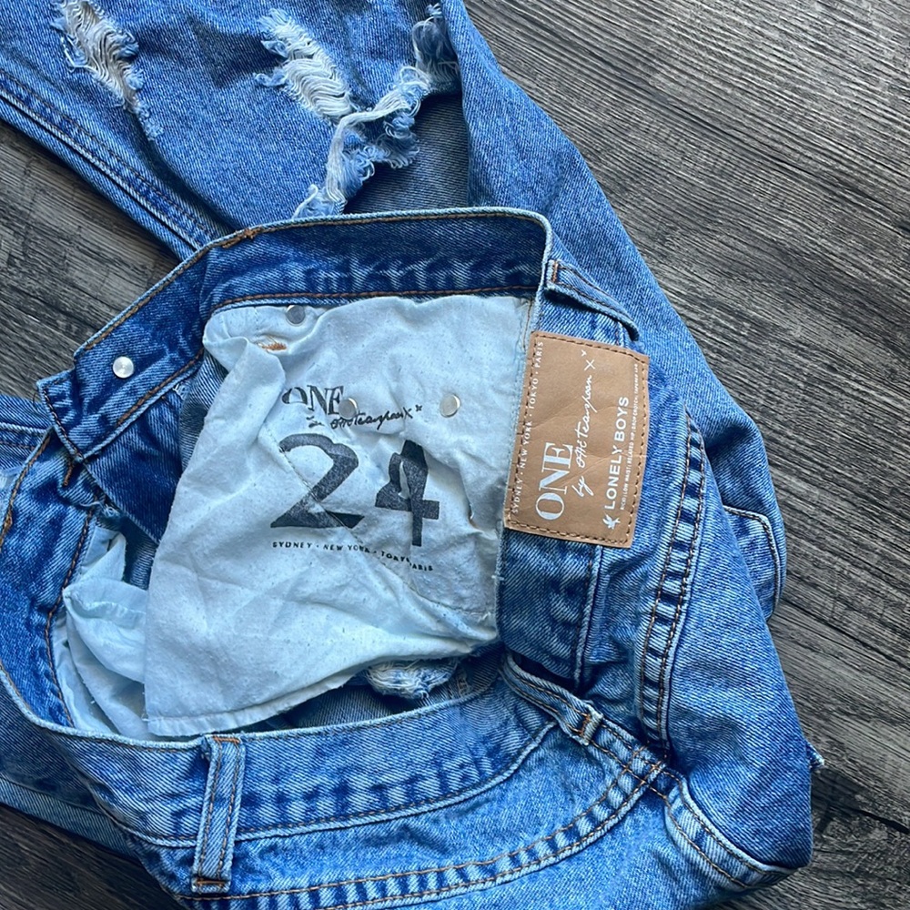 One tablespoon distressed style denim jeans.(24) - Picture 14 of 16